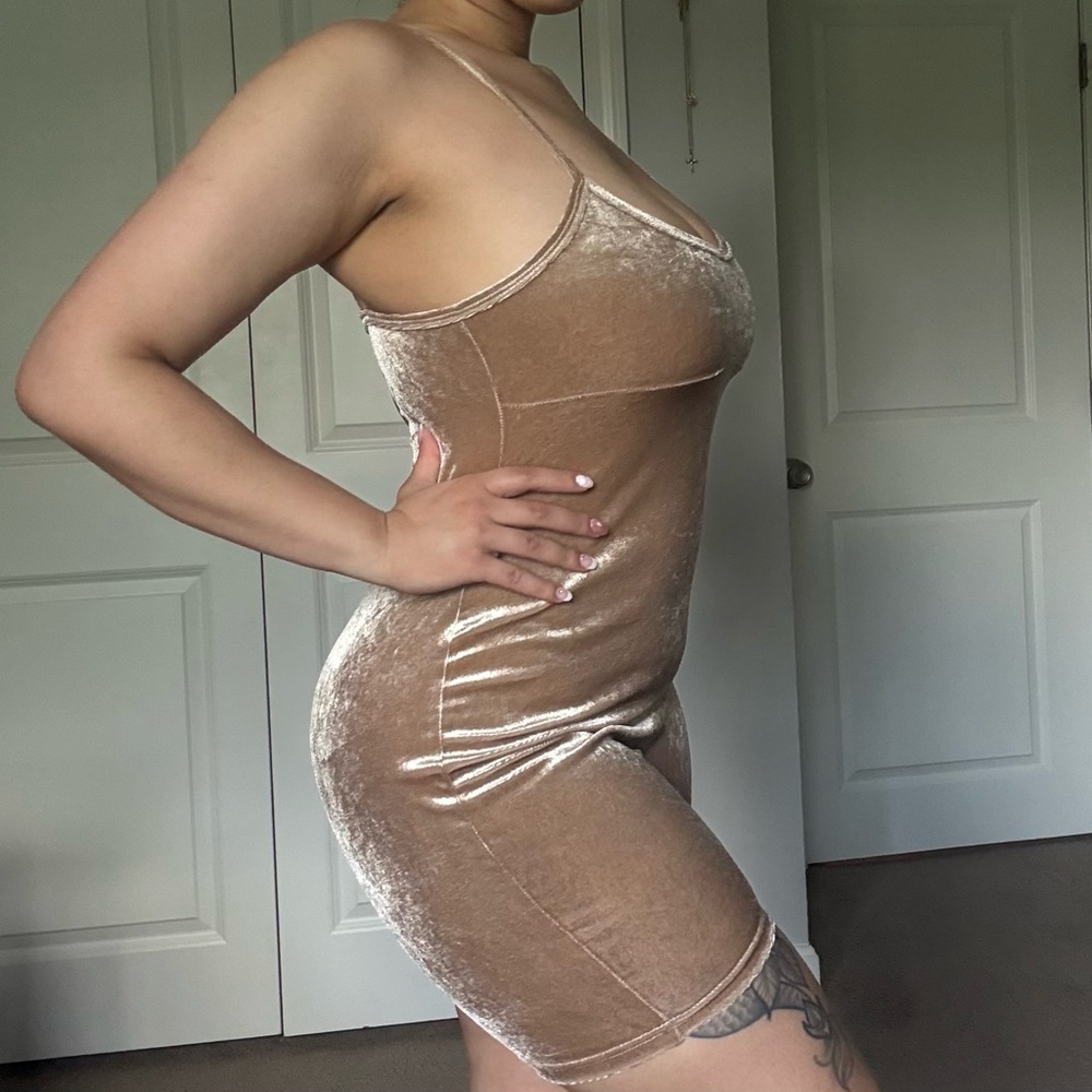 Elegant Champagne Velvet Women's Short Sleeveless Romper - Picture 3 of 8